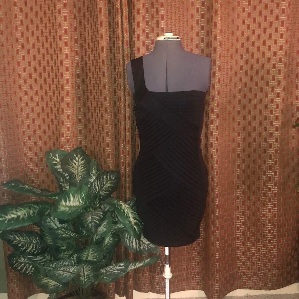 Detailed black single strap dress